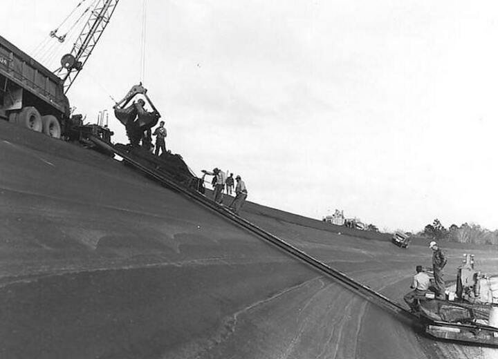 1959年美国NASCAR在迪通拿建造永久的硬面赛道，其弯道倾侧度达31度、最高点达10米的设计场，为当时全美最高速的赛道