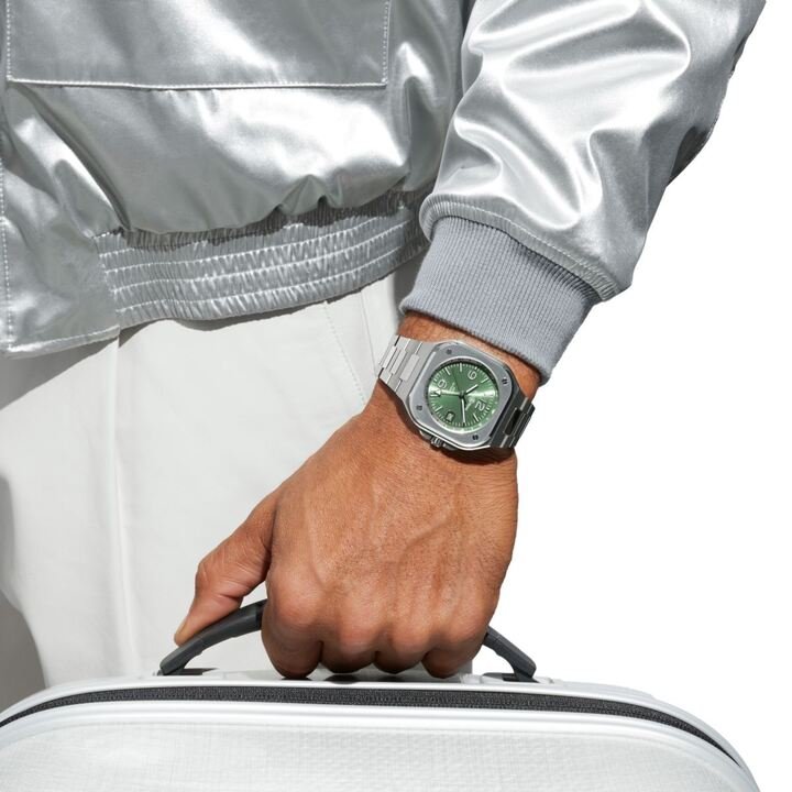 BR‑05 GMT Green Steel 腕表采用 41 毫米适中的表径，一体式不锈钢链带结构流畅，在服贴手腕之余亦能保持利落佩戴感。鼠尾草绿表盘的温和光泽，随性融入旅途上的造型组合，完美演示腕表连结都市生活与跨时区旅行的多样风貌。