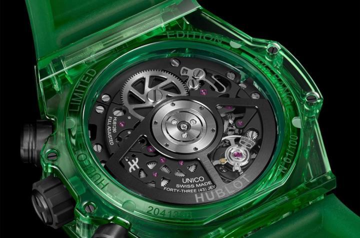 表背延续手表正面设计，包括底盖边缘的绿色SAXEM材质以及镀成黑色的机芯零件等，在在让手表充满摩登科技感。