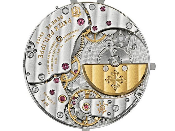 Cal. 240 Q是百达翡丽三眼万年历常用的机芯，耐用度与精准度都经过表迷长年佩戴的考验，市场上较少见的微型自动盘尤是保持表款纤薄的功臣