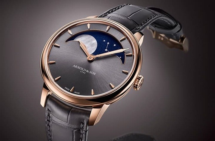 亚诺表极具特色的Perpetual Moon 38mm款式以红金打造出两款限量版，主要差异在于面盘材质与配色。