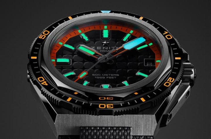 于表圈、面盘细节涂上的Super-LumiNova “X1”夜光涂层共有三种夜光颜色，供佩戴者在暗处清楚判读。