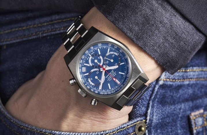 Chronomaster Revival A3818 “The Airweight Cover Girl”首度采用钛金属表壳搭配钛金属Ladder阶梯炼带，促使手表达到更轻盈的佩戴感受。