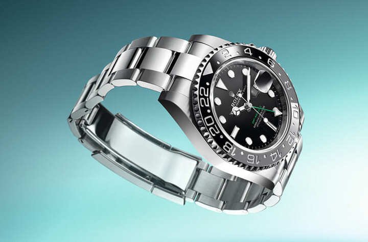GMT-Master II系列2024年新推出黑、灰双色陶瓷圈，配上绿色GMT指针的新作126710GRNR，整体设计保守中仍带有品牌精益求精的创作思维，表款分别有三板带和五珠带两种版本。