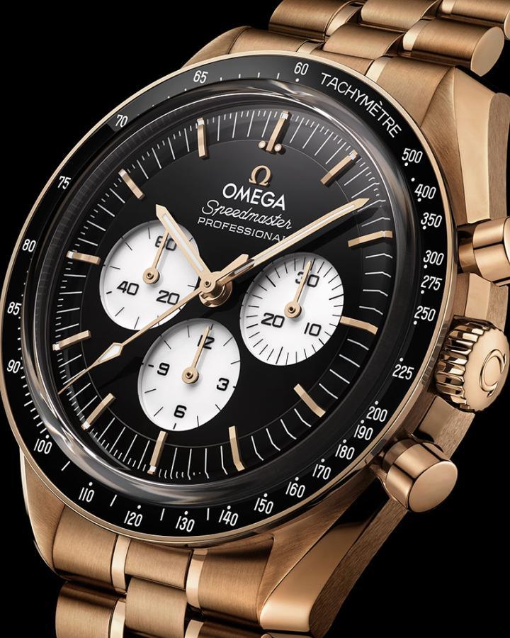 一眼即识的阶梯式表盘以黑色呈现，经过抛光与亮漆涂覆处理，光泽深邃耀眼，并与三个白色副表盘和金属镶贴时标形成强力对比，质感油然而生。