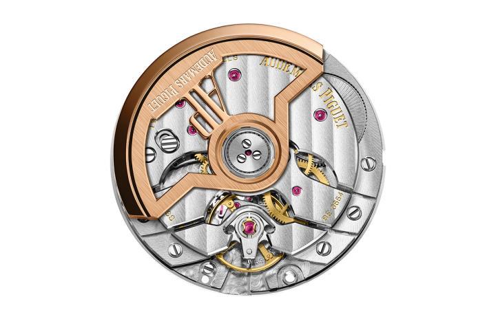 CODE 11.59 自动上链腕表配备品牌新一代自动上链机芯 5900 型，该机芯兼具纤薄特性 (厚度仅 3.9 毫米)、高振频 (4 赫兹) 以及 60 小时动力储备。