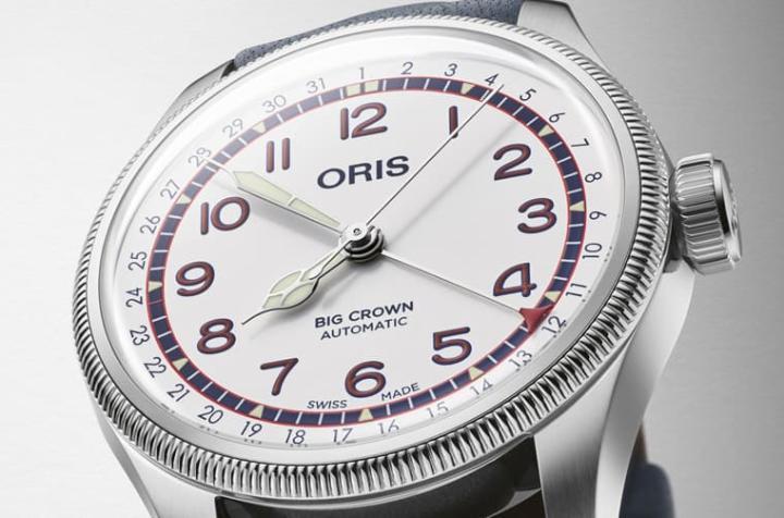 手表的造型与面盘格局都与一般的Big Crown指针式日期手表无异，不过ORIS参考了汉克阿伦母队勇士队的配色，将蓝、红和白色三色融入手表细节。