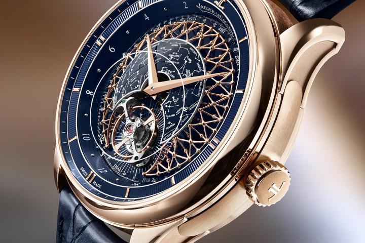 表壳尺寸为 45 毫米 x 16.05 毫米，共有 80 多枚零件，凸面表圈搭配宽阔斜边的表耳，而表耳内侧的微喷砂润饰亦为整体设计更添动感。不同表面经微喷砂、抛光和磨砂处理，最大程度展现光影之美，并强调微妙细节。