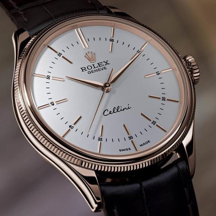 新生Cellini系列在古典风格下仍保有大量劳力士表作特征，最终淬链出细节精致的成品样貌，例如腕表外壳的圆弧与三角坑纹双层次以及呈喇叭状的旋入式表冠等，均值得细细品味