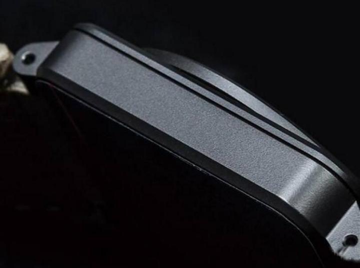 2016年的新版表壳採用了黑色陶瓷，不过由于官方提供的资料有限，所以是属于哪种陶瓷、内部有无金属内壳都还有待确认，但BR的壳形全以螺丝固定，没有「旋入」的问题，防水工事应该相对单纯