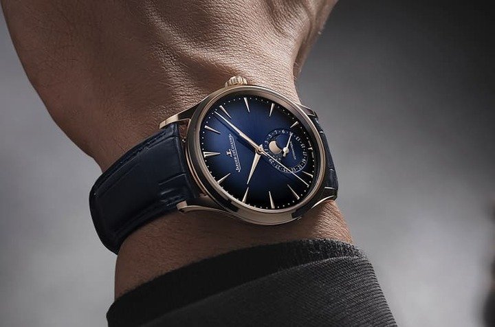 积家Master Ultra Thin Moon 2023年改采玫瑰金表壳，搭配蓝色调诠释绅士品格。