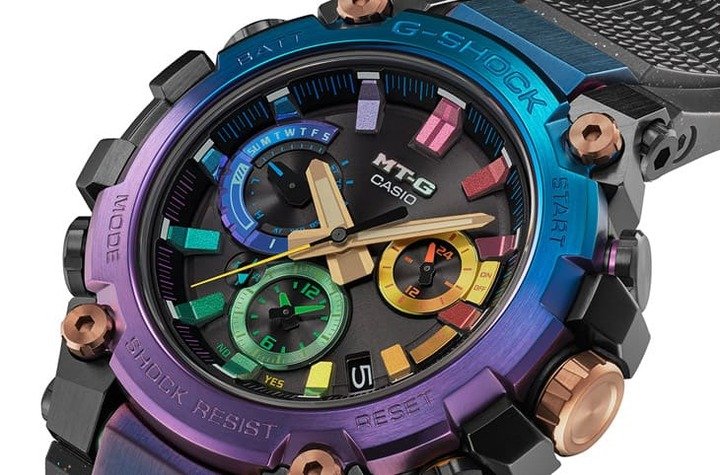 G-SHOCK MT-G新作MTG-B3000DN的不锈钢金属表圈至表耳都经过蓝色和紫色渐变IP处理，深色面盘上的细节也饰有多色设计传达太空星云的鲜明主题。