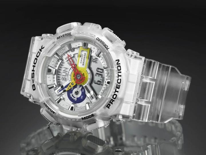 GA-110FRG-7A整体采用透明设计，表面则加入了如同宝石般的红、黄及紫三种配色，参考价：1,010 RMB