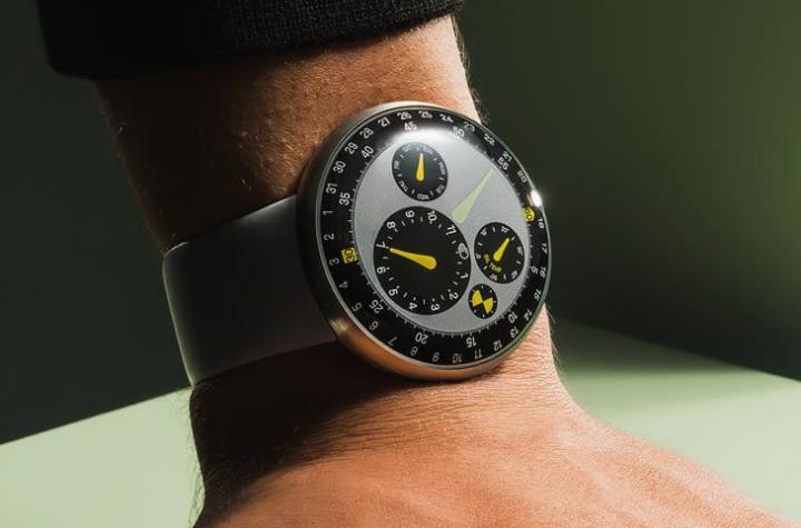 无表耳结构让实际佩戴感小于视觉尺寸，服贴手腕如鹅卵石，兼具趣味与舒适度。