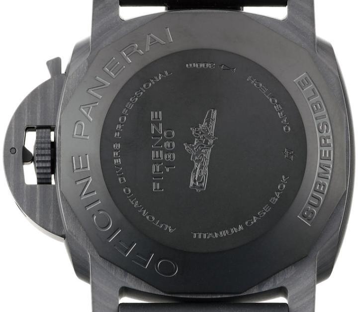 表背没做透明底盖，而有可能是考虑到强度，实底盖用的也不是Carbontech而是镀黑钛金属。底盖采旋入式，防水300米，另外盖身上除了佛罗伦斯1860等等字样之外还刻有慢速鱼雷的图案