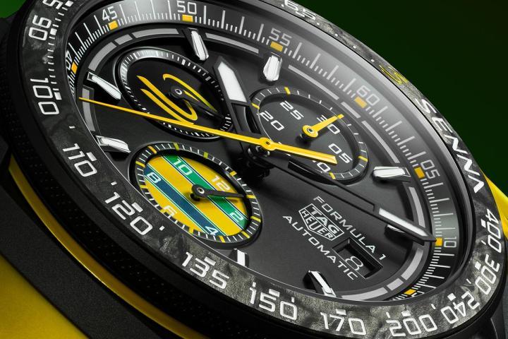 44 毫米黑色 DLC 涂层钛金属表壳与锻造碳表圈兼具耐用与轻盈，能克服极速赛车的严苛考验。表圈上镌刻的塞纳标志彰显经典合作关系，激励佩戴者不断超越自我。