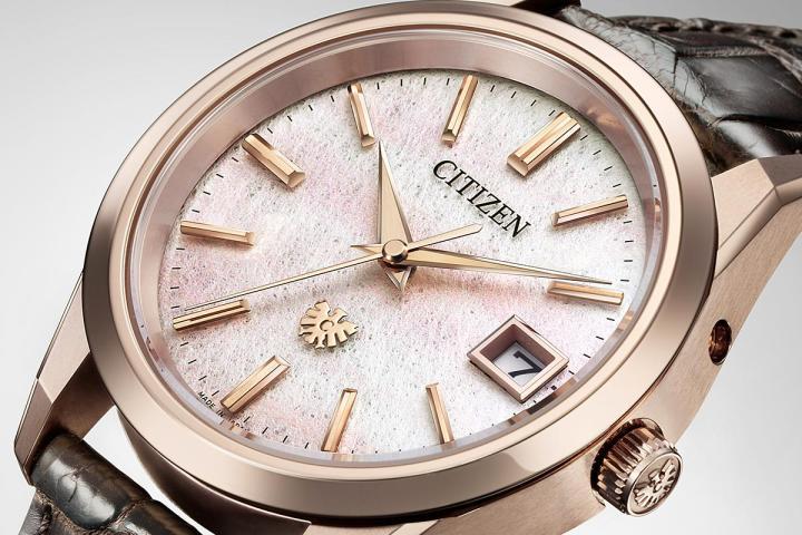 AQ4106-00A 采用土佐和纸中的 “云龙纸” 作为表盘呈现，以其细腻柔和的纹理，搭配粉色的点缀，营造宛若春日破晓时的柔云，展现出 “晕墨” 及 “断墨” 之美，而 “云龙纸” 上粉色的晕染亦可视为樱花纷飞。