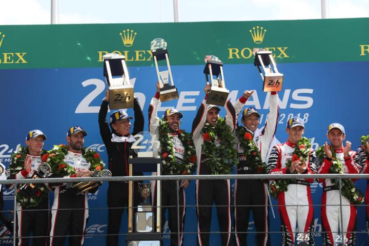 2018年利曼24小时耐力赛优胜者——#8 TOYOTA GAZOO RACING，TS050 - HYBRID（LMP1），Fernando Alonso（西班牙）、Sébastien Buemi（瑞士）、Kazuki Nakajima（日本）（由左至右）。©Rolex, Jean-François Galeron