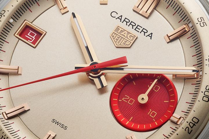 9 点钟位置的日期窗中，数字 "7" 被利落呈现的 "马" 字取代 —— 灵感源自马在十二生肖排行第七的传统序列，让东方象征意涵与瑞士精准制表巧妙共鸣，于细微之处展露匠心。