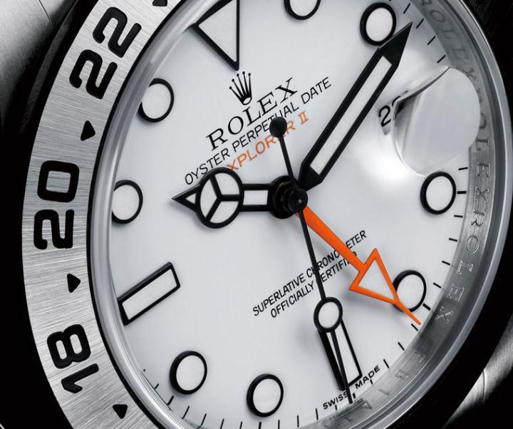 自从初代大橙针消逝在世代交替中，引颈期盼的表迷便不曾再看见那美妙的橙色指针，然而继第二代与第三代的金属三角形红色指针之后，第四代Ref.216570再度回归经典初代的大橙针设计