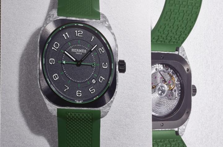 手表搭载H1837自动机芯，于表背透明底盖可以一窥机芯的品牌特色打磨工艺。
