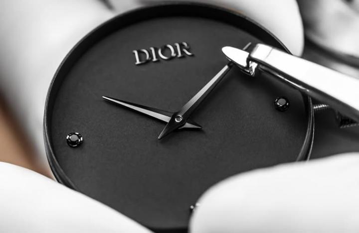 La D de Dior系列受到迪奥先生对于黑色的喜爱所启发，催生出全黑风格的新作。