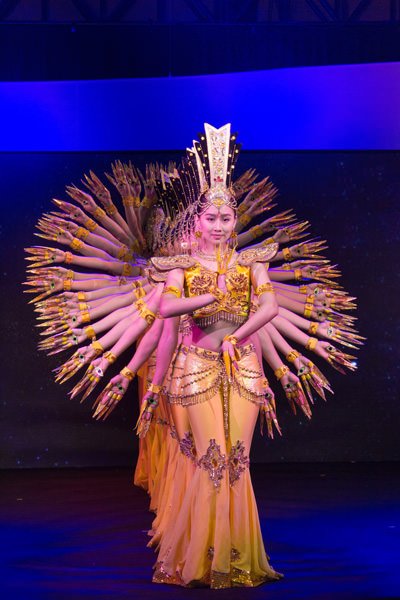 由中国残疾人艺术团带来的开场舞蹈《千手观音》；这些艺术家们以独特的艺术魅力与深邃的精神内涵，为在场嘉宾抒写了无尽感动