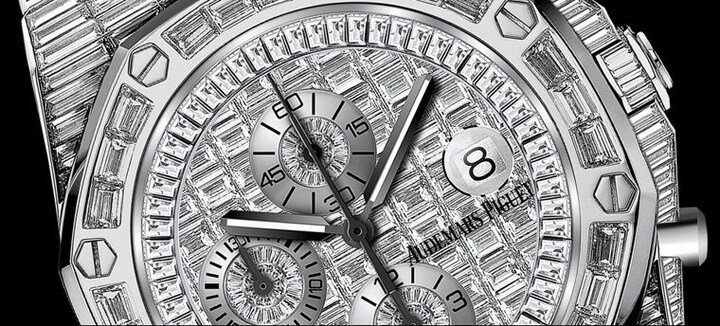 以42mm ROO计时码表为例，整只表镶了超过600颗钻石，华丽程度让人眼睛难以直视