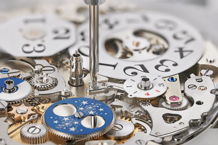 Datograph Perpetual Tourbillon（L952.2机芯）的掣停装置以一颗螺丝固定，以固定闰年转盘