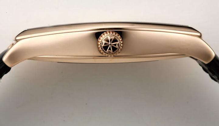 有一说是新版马尔他的表壳从正面和侧面看都是酒桶型的，因为它的侧面也是中段较厚，上下两端较薄，同样形成一个梭形的线条，凡此都可以看出表款完全是从细部的比例变化取胜