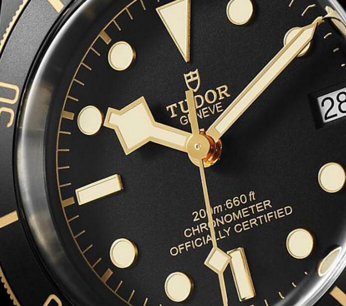 令人垂涎三尺的雪花针，搭配表冠的玫瑰复古图腾，以及六点钟位置细腻的防水深度与认证字样，TUDOR Black Bay系列一脉相承的复古风得到越来越多表迷的关注与支持