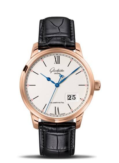 Senator Excellence Panorama Date 18K玫瑰金材质／36-03自动上链机芯／时、分、秒、大日期显示／ 蓝宝石水晶镜面、透明底盖／防水50米／表径40mm