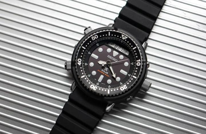 SEIKO在2019年重新复刻H558并改型号为SNJ025，手表延续原版的精髓，并导入更多现代元素，成为阿诺御用手表中入手门槛最亲切的选择之一