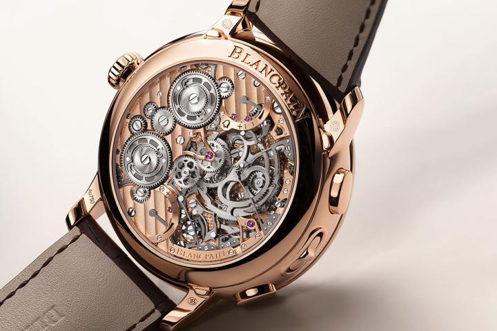 Grande Double Sonnerie 历时八年研发，涵盖了 1,200 张技术图纸，开发过程中产生了 21 项专利 (其中 13 项整合到机芯的最终结构中)，在总共 1,116 个零件中，有 1,053 个零件用于机芯，所有这些零件都完全在内部设计、生产、组装和装饰。