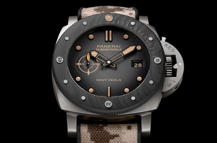 PAM01669以钛金属制作表壳、Carbotech™材质制作表圈，具备小三针加日期功能。
