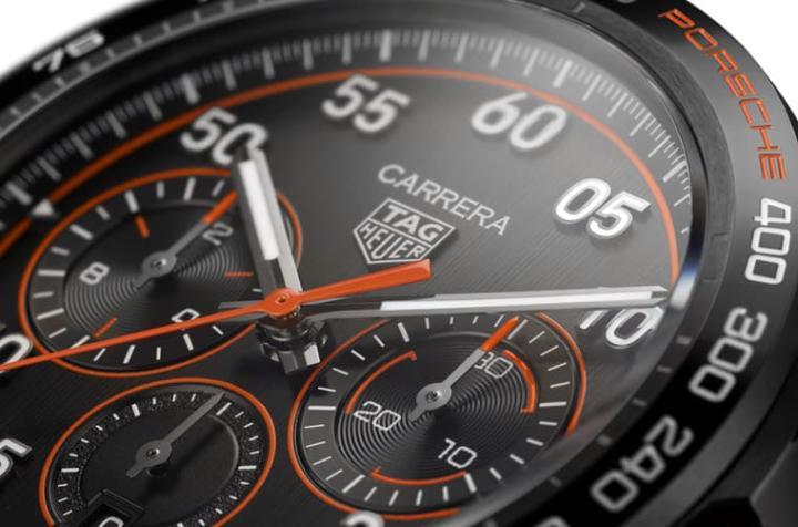 黑色系为主的面盘搭配灵感来自赛车高速行驶与路面产生火花的代表色——橘色，使手表散发出强烈的竞速感。