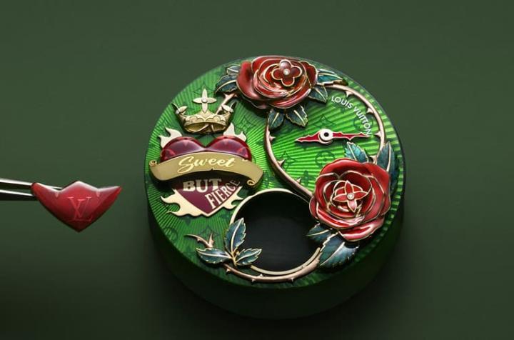 Tambour Fiery Heart面盘结合玫瑰、爱心与皇冠等图案，路易威登以珐瑯替其增添生动色彩。