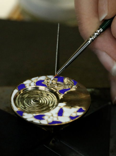 JAQUET DROZ两款全新以羊为主题腕表工匠大师对金属进行錾刻，并在凹槽中填入珐琅
