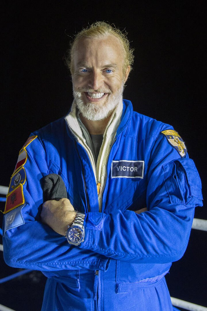 Victor Vescovo本人常佩戴欧米茄的海马Planet Ocean钛金属计时码表进行冒险活动