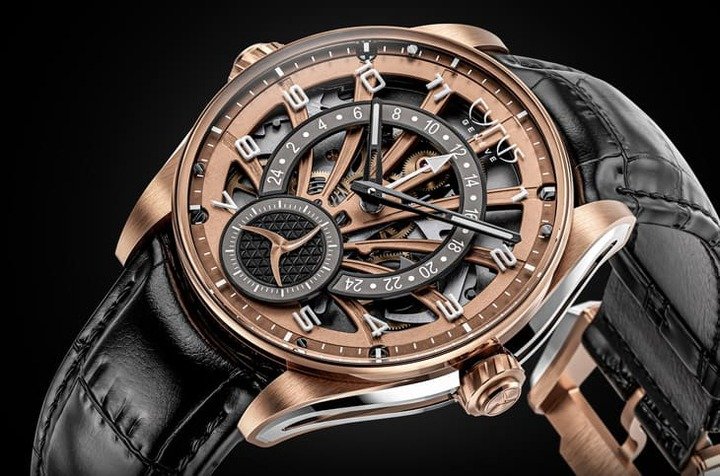 Dominion GMT 立体镂空设计展现机械动态，棕榈树桥板横贯盘面，中央指针与逆跳 24 小时弧形互动。