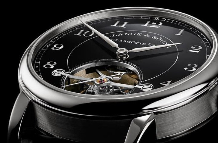 1815 Tourbillon 采用铂金打造，直径 39.5mm，低调贵气的金属光泽，衬托黑色表盘，展现珍稀与典雅的收藏价值。