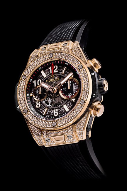 HUBLOT Big Bang UNICO King Gold Pavé镶有176颗钻石，并搭载由HUBLOT自主研发生产的HUB 1242 Unico自动上链导柱轮飞返计时机芯