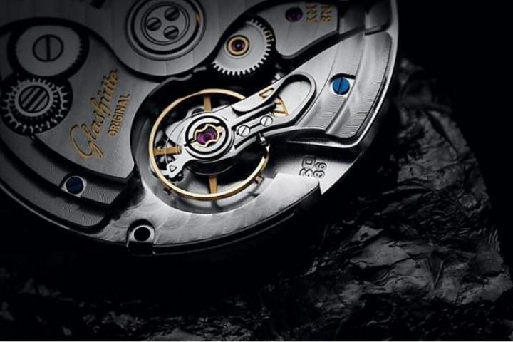 机芯导入了硅游丝，与此同时他们捨弃了快慢针，改採无卡度的微调系统，摆轮环上有四颗六角螺丝以供调校