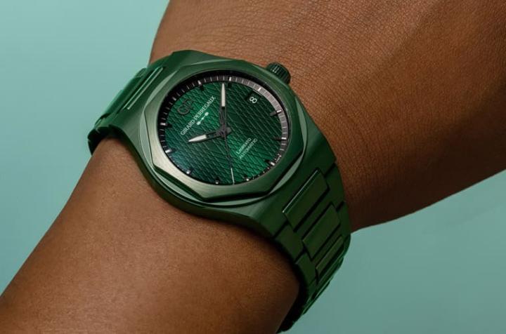 整只表都是绿色陶瓷的Laureato Green Ceramic ASTON MARTIN Edition，佩戴在手上格外抢眼。