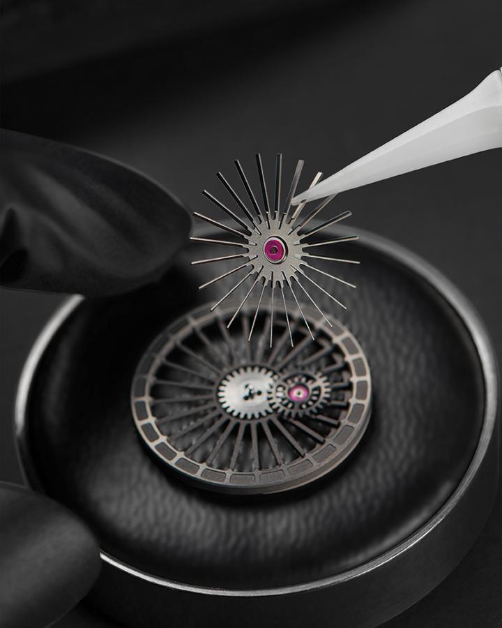 UR-10 另一项技术创新是专利双涡轮叶系统，是 Urwerk 首本单向自动上链系统的升级版，由两组重叠的反方向旋转涡轮叶片组成。