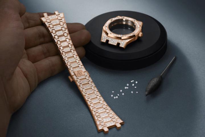 链带、表壳与表圈镶有超过1000颗钻石，工艺师巧手一一镶入手表外观塑造华丽的视觉效果