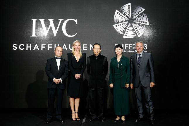 中国著名导演张艺谋被授予“IWC杰出电影人”奖 (左起)IWC万国表亚太区董事总经理Benoit De Clerck先生、IWC万国表全球市场传讯总监Karoline Huber女士、张艺谋、中国电影合作制片公司总经理张恂女士、美国电影协会亚太区总裁Mike Ellis先生