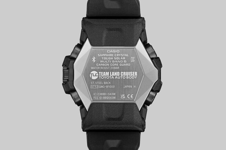 背盖印有 TCL 车队 logo 搭配专属特殊外盒包装，进一步彰显纪念意义，同时致敬车队于达卡拉力赛中展现的勇气与卓越成就。