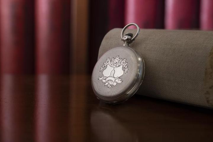 浪琴表183怀表表盖正面以两面盾牌及花卉图案的雕刻装饰