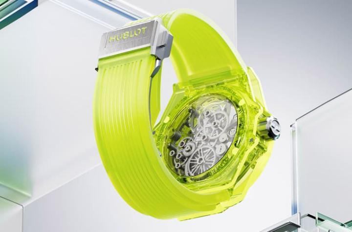 手表配置与表壳同色系的橡胶表带，展现统一且鲜艳的视觉效果。